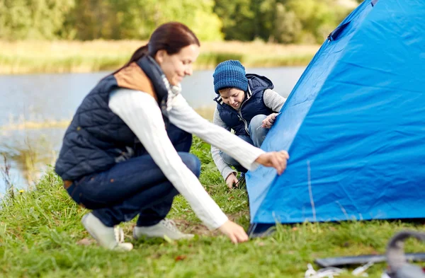 Szczęśliwa matka i syn ustawienie namiotu na zewnątrz — Zdjęcie stockowe