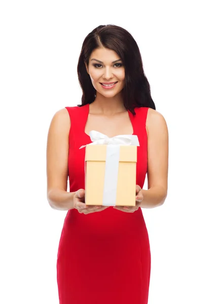 Schöne sexy Frau im roten Kleid mit Geschenkbox — Stockfoto