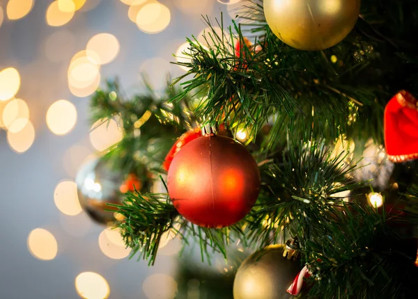 Gros plan de l'arbre de Noël décoré de boules — Photo