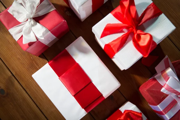 Close up of gift boxes on wooden floor from top — Stock Photo, Image