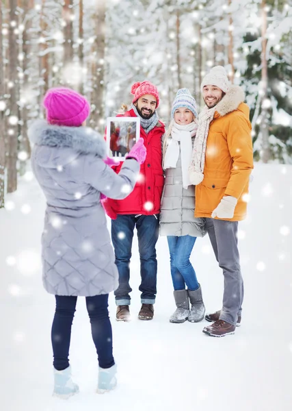 Amigos sonrientes con la tableta PC en el bosque de invierno —  Fotos de Stock