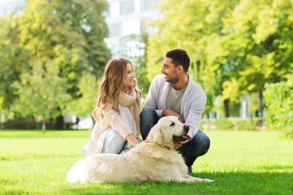 Lyckliga par med labrador hund promenader i city — Stockfoto