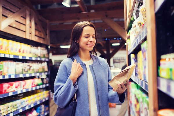 Mujer feliz elegir y comprar alimentos en el mercado — Foto de Stock