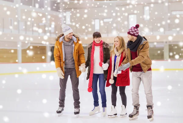 Amis heureux sur la patinoire — Photo