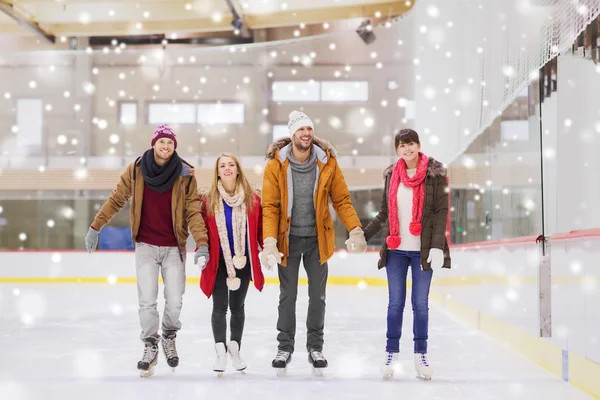 Amigos felices en pista de patinaje — Foto de Stock