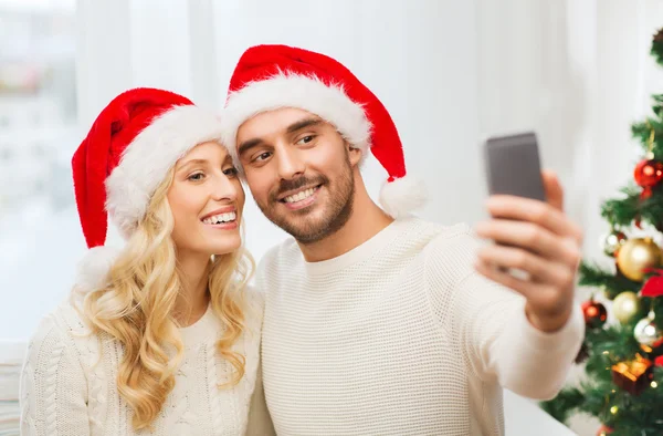 Paar macht zu Weihnachten Selfie mit Smartphone — Stockfoto