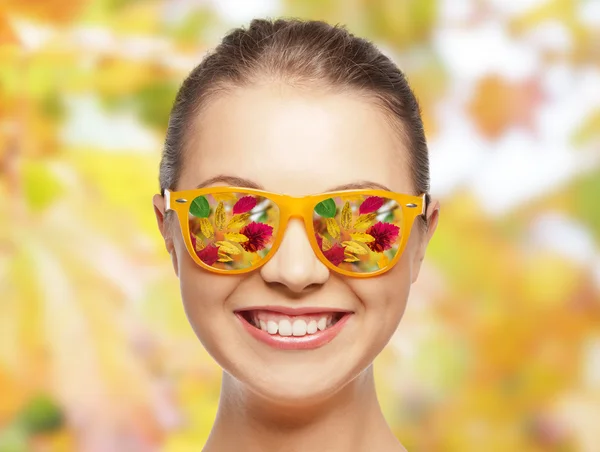 Cara feliz de adolescente en gafas de sol —  Fotos de Stock