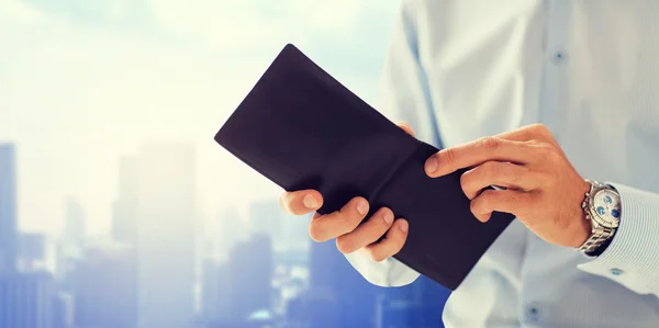 Närbild på affärsman händer som håller öppen plånbok — Stockfoto