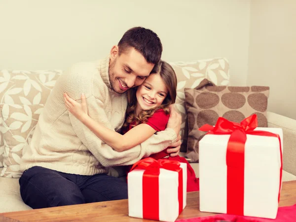 Sonriente padre e hija abrazándose — Foto de Stock