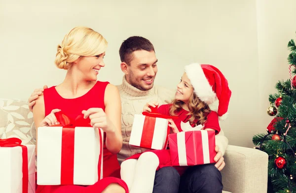 Glückliche Familie öffnet Geschenkboxen — Stockfoto