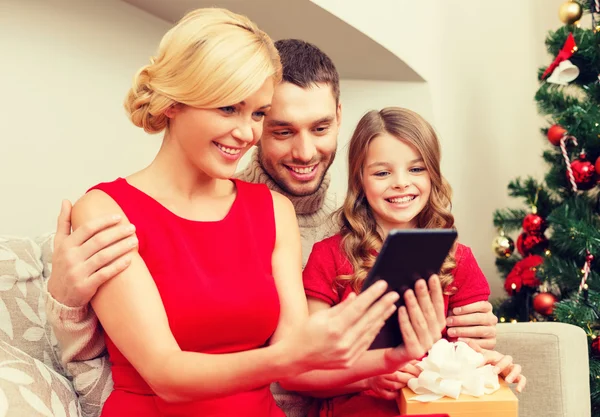 Усміхнена сім'я з планшетним ПК — стокове фото