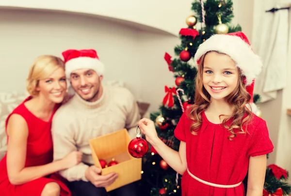 Famiglia sorridente decorazione albero di Natale — Foto Stock