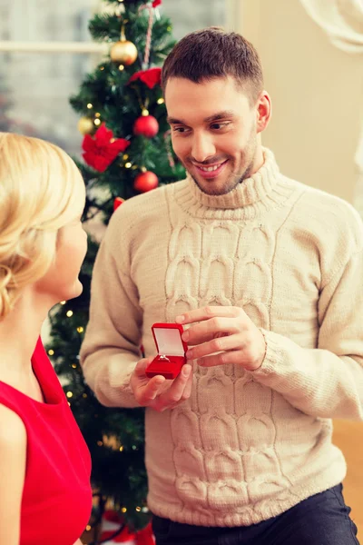 Romantic man proposing to a woman — Stock Photo, Image