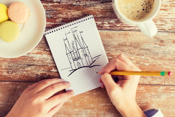 Primo piano di disegno di mani in notebook — Foto Stock