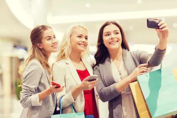 Donne con smartphone fare shopping e scattare selfie — Foto Stock