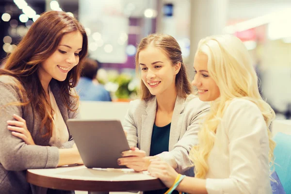 Szczęśliwy młodych kobiet z komputera typu tablet i torby na zakupy — Zdjęcie stockowe