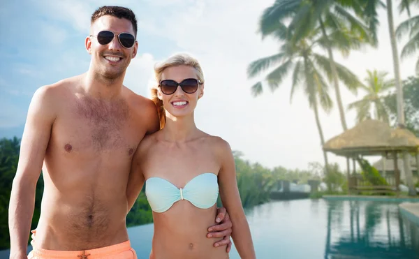 Šťastný pár v plavky objímání nad hotel resort — Stock fotografie