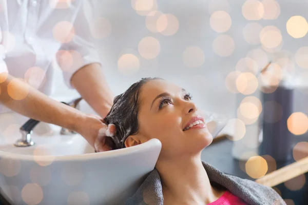 Gelukkig jonge vrouw op haar salon — Stockfoto