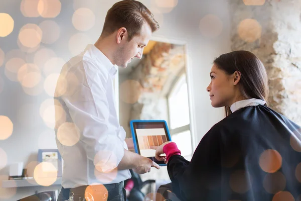 Mujer feliz y estilista con la tableta PC en el salón —  Fotos de Stock