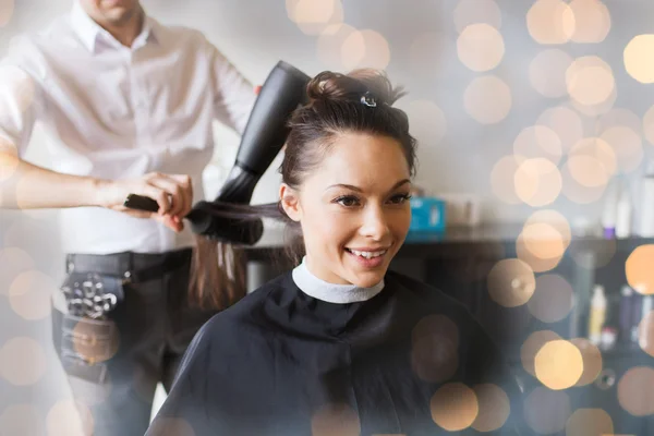 Mujer feliz con estilista haciendo peinado en el salón — Foto de Stock