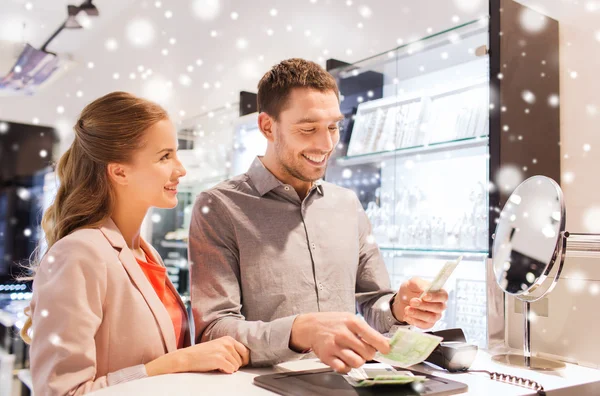 Gelukkige paar betalen voor aankoop in de winkel — Stockfoto