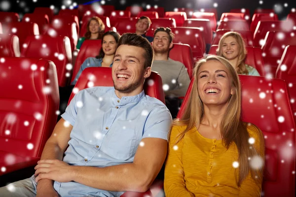 Щаслива пара дивиться кіно в театрі — стокове фото