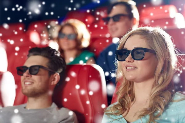 Happy vrienden kijken naar film in 3D-theater — Stockfoto