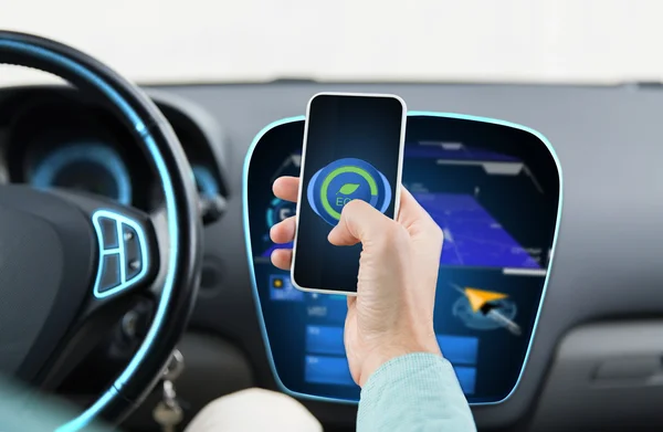 Man rijdende auto en eco-modus instelling op smartphone — Stockfoto