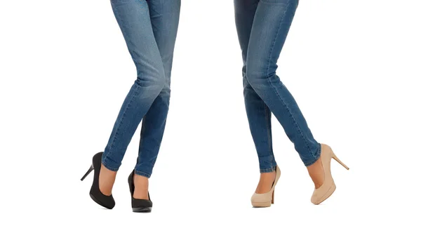 Närbild på två kvinnor ben i jeans — Stockfoto