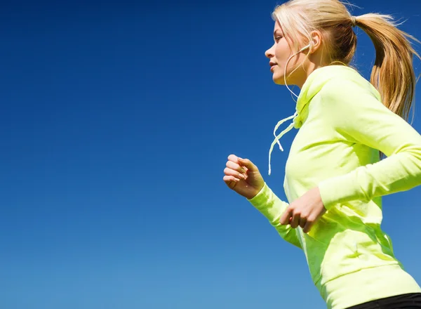 Femme faisant courir à l'extérieur — Photo