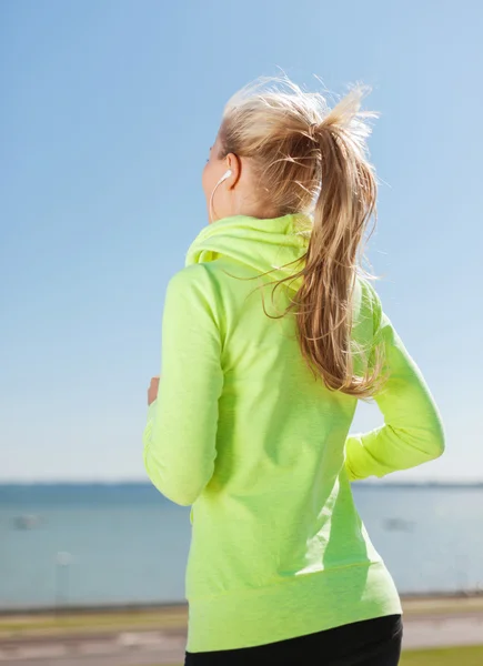 Femme faisant courir à l'extérieur — Photo