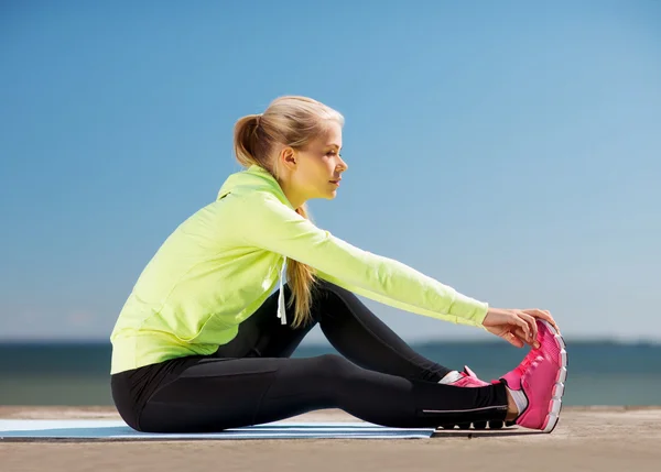 Woman doing sports outdoors — Stock Photo, Image