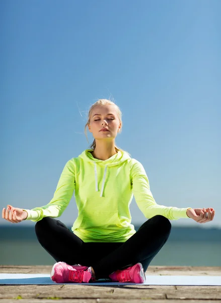 Dışarıda yoga yapan bir kadın. — Stok fotoğraf