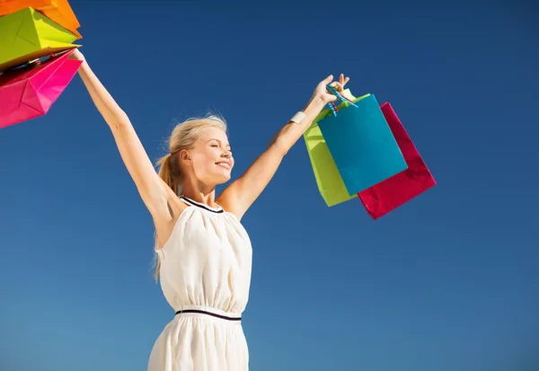 Donna con shopping bags — Foto Stock