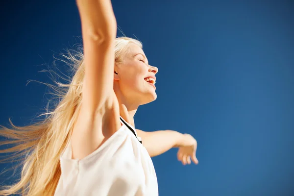 Schöne Frau genießt den Sommer im Freien — Stockfoto