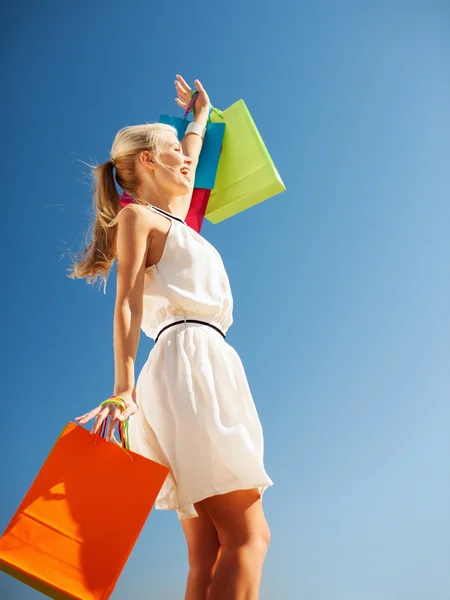 Mulher com sacos de compras — Fotografia de Stock