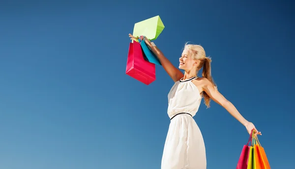 Femme avec sacs à provisions — Photo