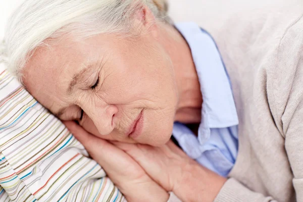 Wanita senior yang bahagia tidur di atas bantal di rumah. — Stok Foto
