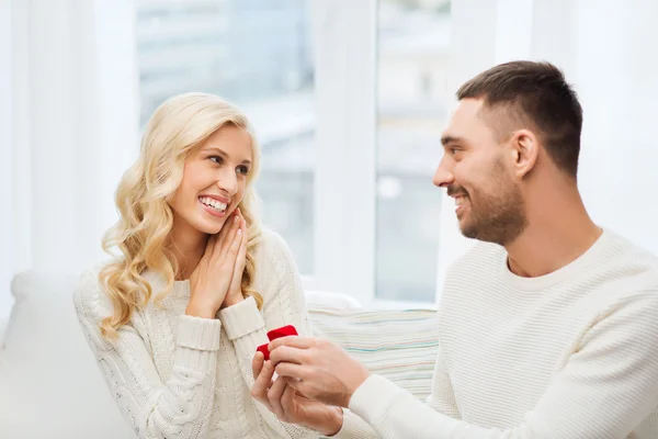 Šťastný muž dává zásnubní prsten žena doma — Stock fotografie