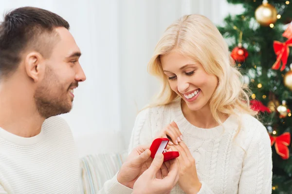 クリスマスのための女性の婚約指輪を与える男 — ストック写真