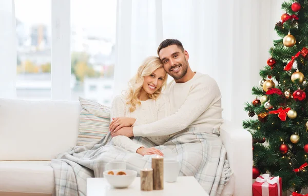 Szczęśliwa para w domu z choinki — Zdjęcie stockowe