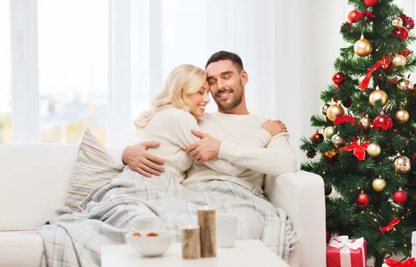 Coppia felice a casa con albero di Natale — Foto Stock