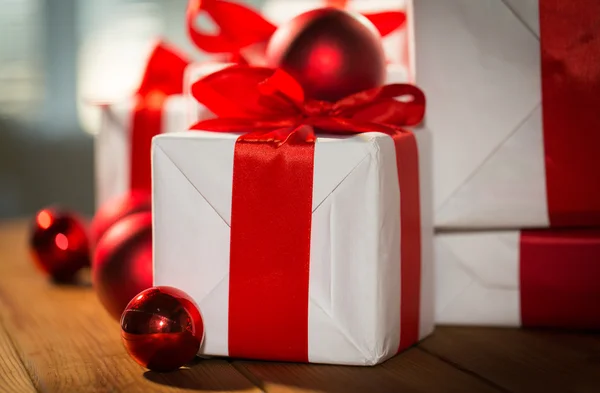 Primer plano de cajas de regalo y bolas de Navidad rojas —  Fotos de Stock