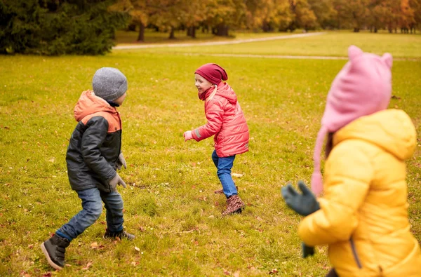 Groupe de petits enfants heureux courant à l'extérieur — Photo