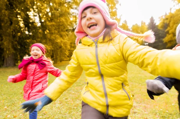 Futás a szabadban, boldog kis gyerekek csoportja — Stock Fotó