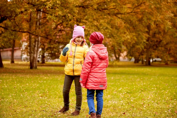 Zwei glückliche kleine Mädchen im Herbstpark — Stockfoto