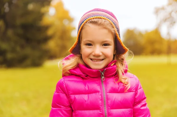 Felice bella bambina ritratto all'aperto — Foto Stock