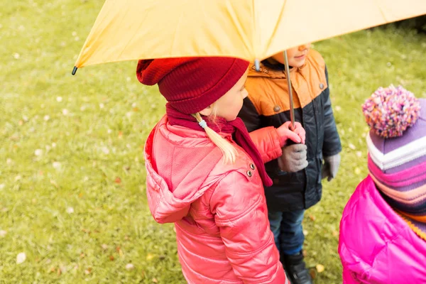 Close up de crianças com guarda-chuva no parque de outono — Fotografia de Stock