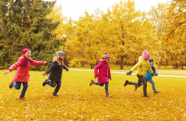 Gruppe fröhlicher kleiner Kinder, die im Freien laufen — Stockfoto