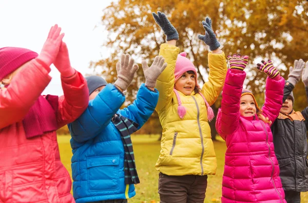 群快乐的孩子在秋天公园玩乐 — 图库照片